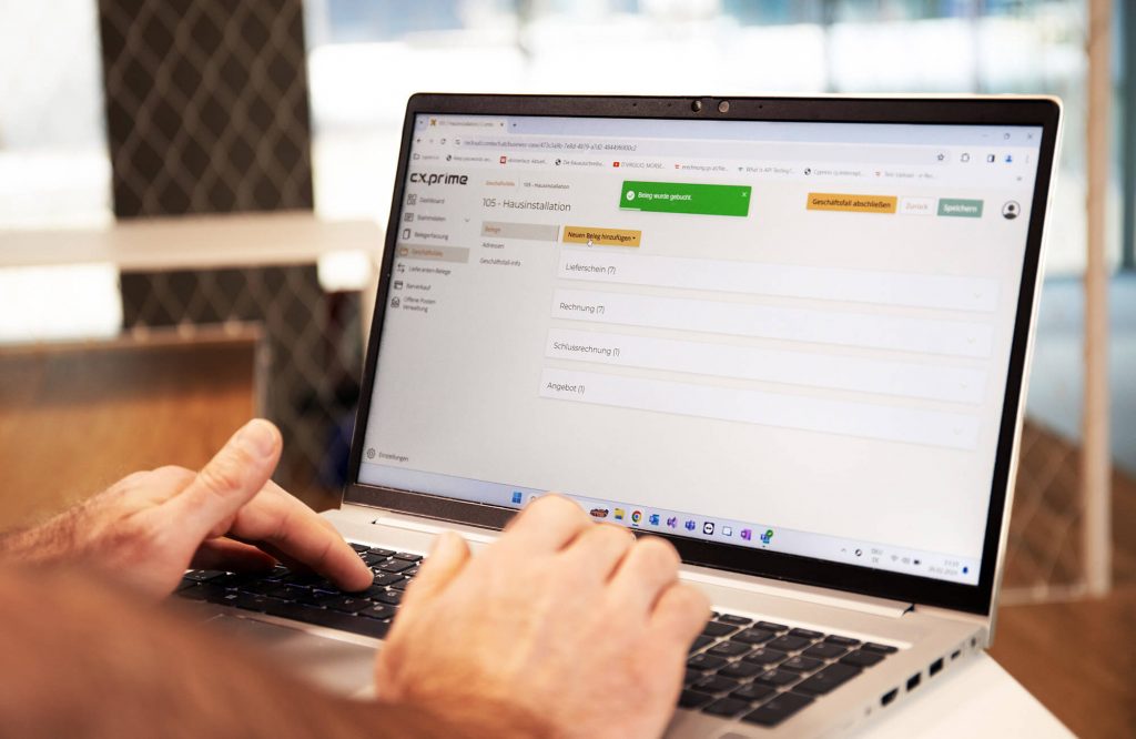 Laptop-Bildschirm mit Rechnungsprogramm für Installateure