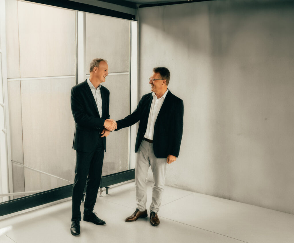Franz Rettenbacher schüttelt die Hand vom neuen Geschäftsführer Alexander Nowak.