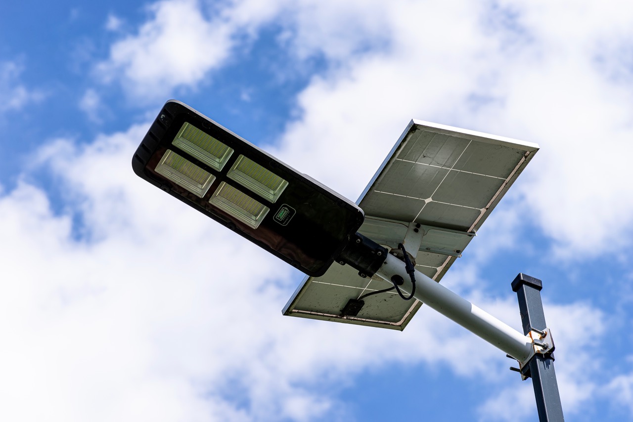 Solarbetriebene LED-Straßenleuchte mit Solarpanel vor blauem Himmel