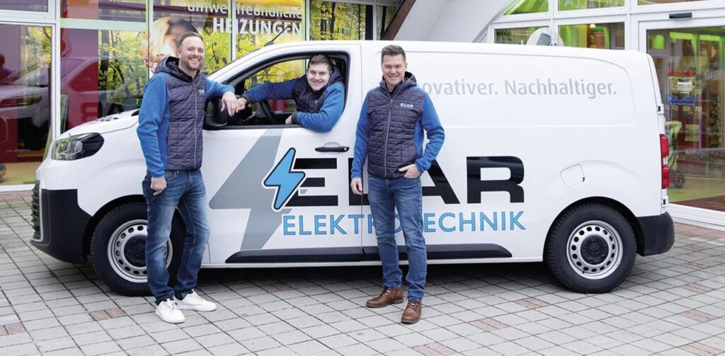 Andre Reiner, Geschäftsführer ELAR Elektrotechnik, mit Team vor Firmenbus